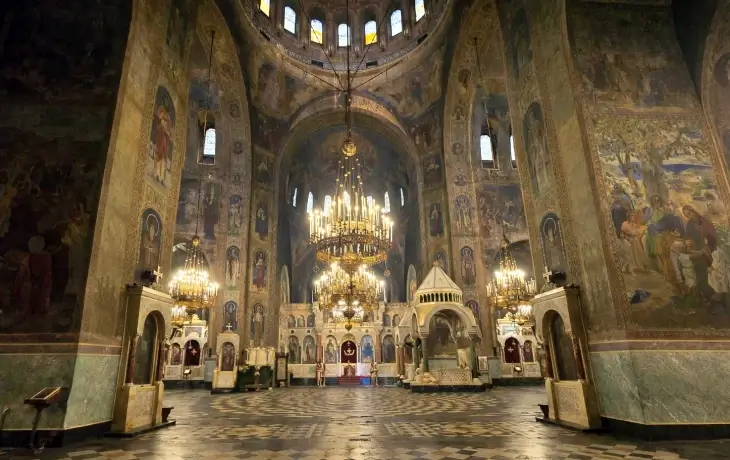 Alexander Nevsky Katedrali iç mekanı kubbe freskleri ikonalar ve büyük avizeler Sofya